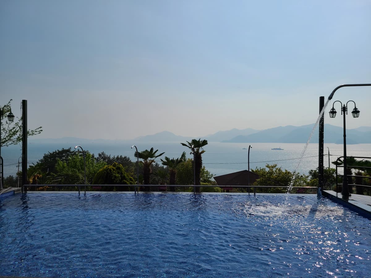 하늘빛바다펜션 봄 낮 해무낀 오후 수영장과 바다