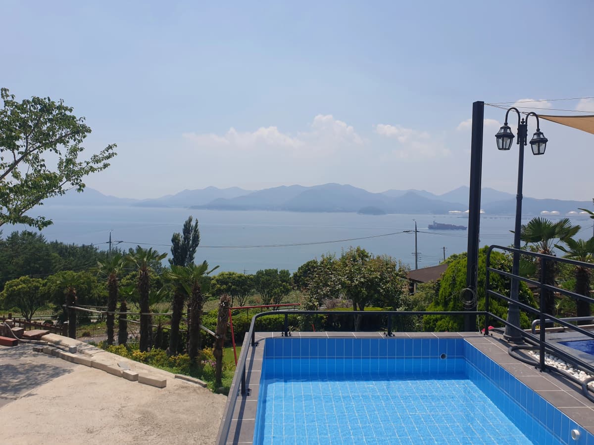 하늘빛바다펜션 초여름 낮 어린이 수영장