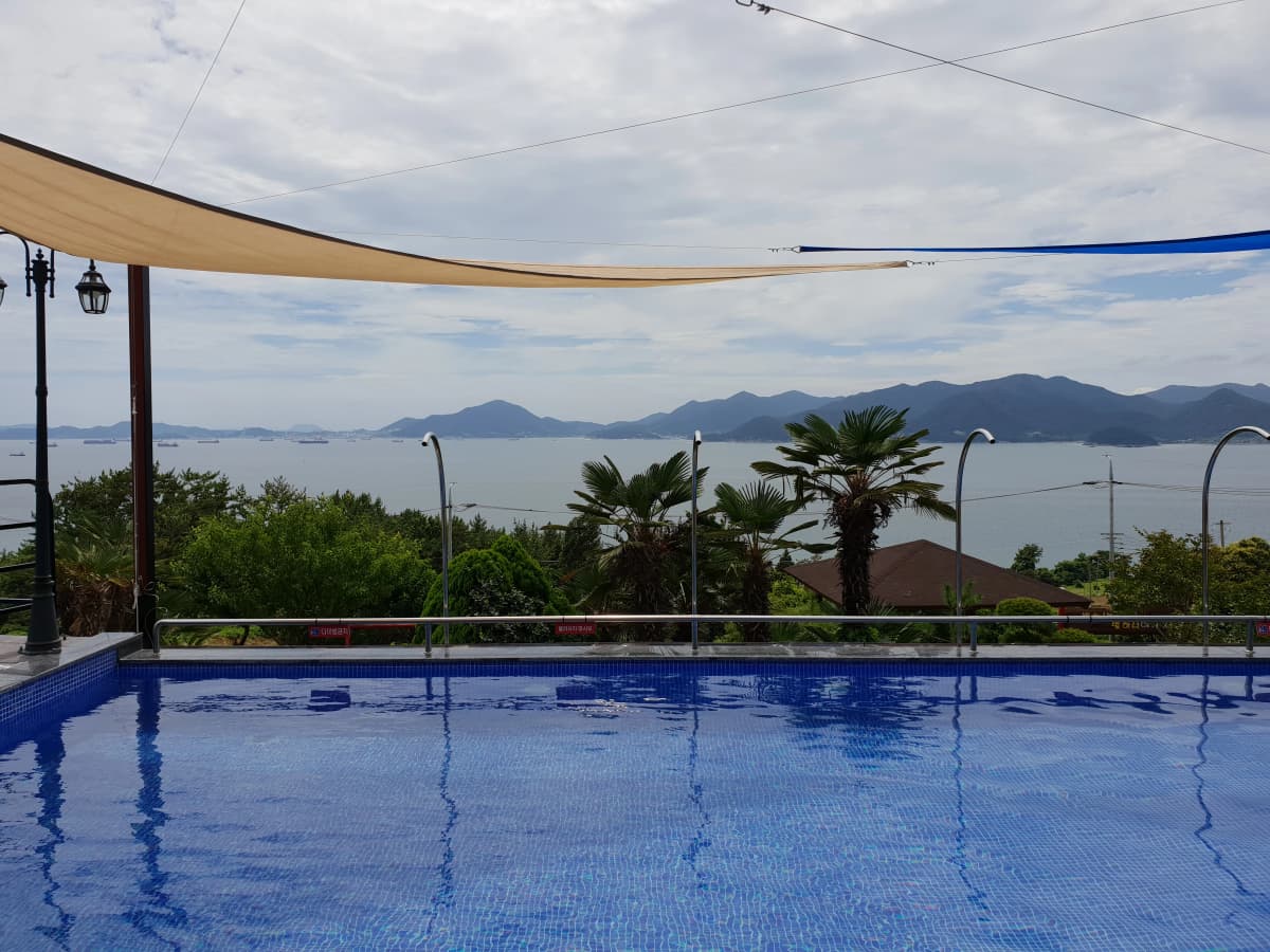 하늘빛바다펜션 여름 낮 구름 낀 오후