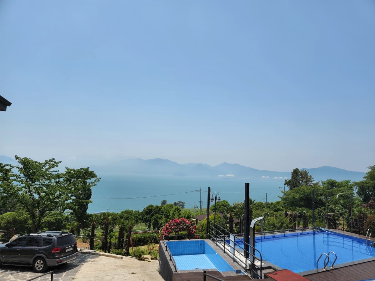하늘빛바다펜션 초여름 낮 해무낀날 수영장 전경